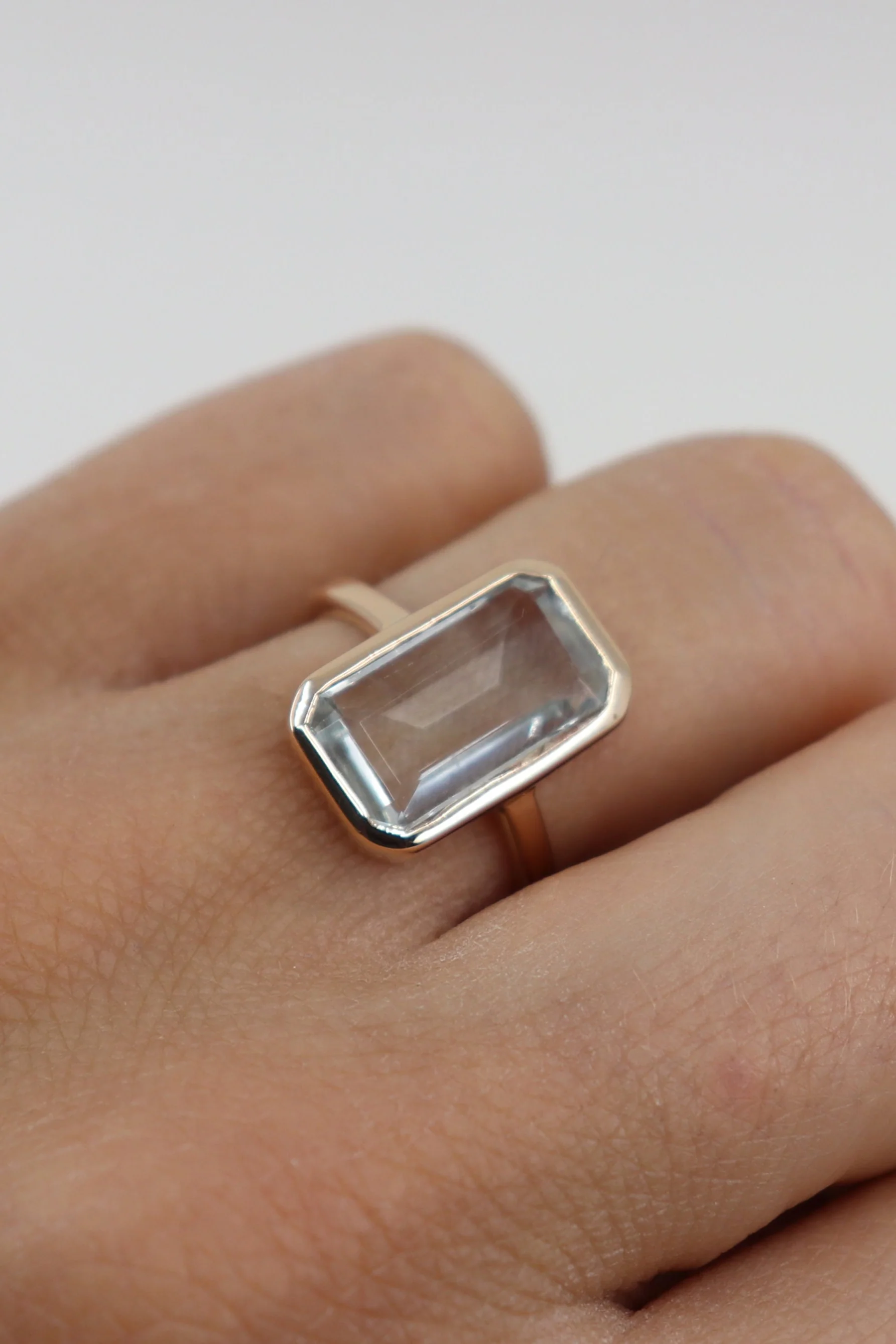 Baguette Aquamarine 9K Yellow Gold Ring - Image 4